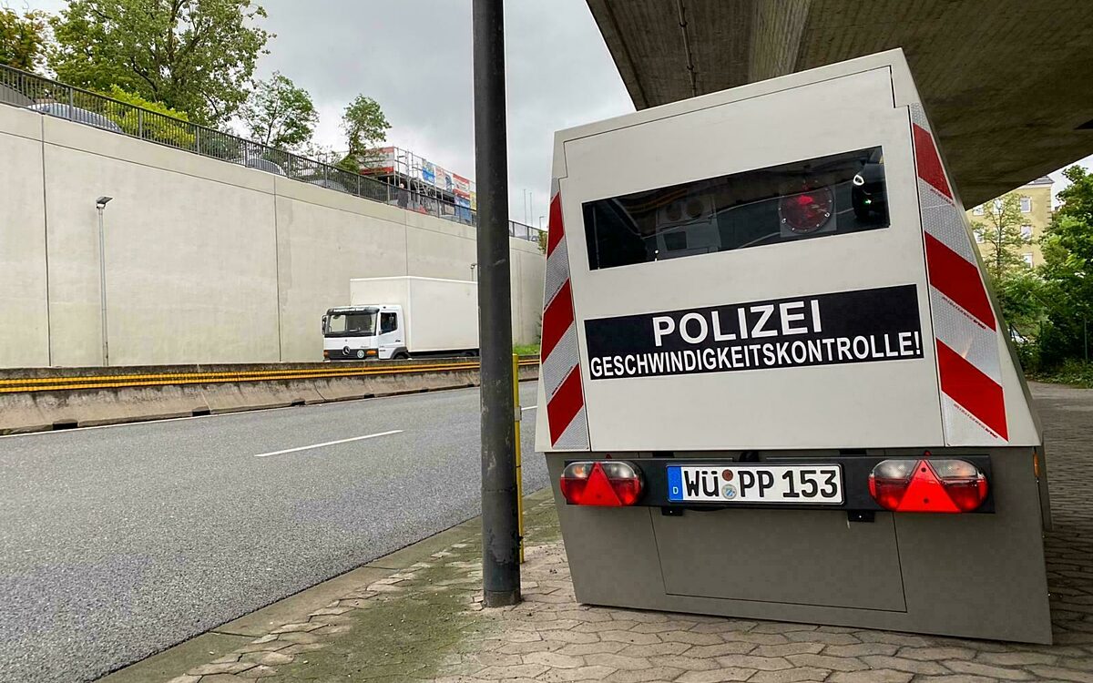 Der Blitzer Enforcement Trailer der Polizei im Einsatz Der Blitzer Enforcement Trailer der Polizei im Einsatz